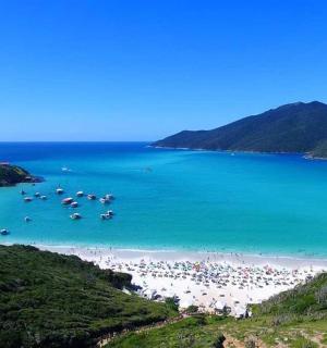 一片海滩,水里停满了船