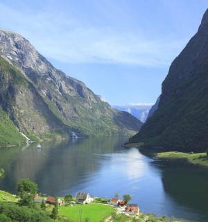 两座山之间的山谷中的一条河流