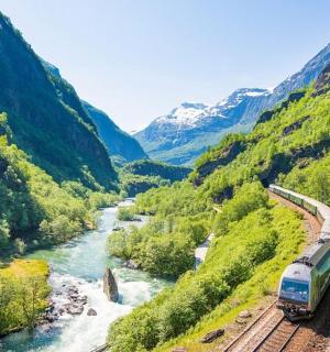 一列火车沿着河边的轨道行驶