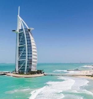 迪拜帆船酒店和海滩的景色