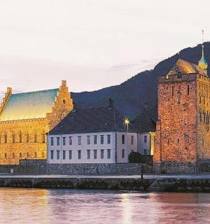 一座靠近水边、带有钟楼的大楼