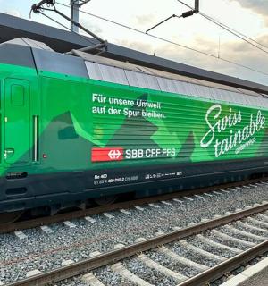 一辆绿色火车停在铁轨上