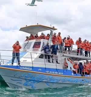 一群人在水中的船上