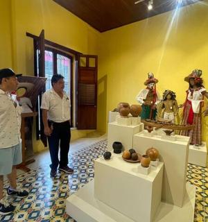 两名男子站在博物馆里观看展出的物品