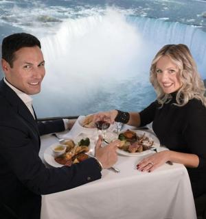 一男一女坐在桌边，桌上摆着一盘食物