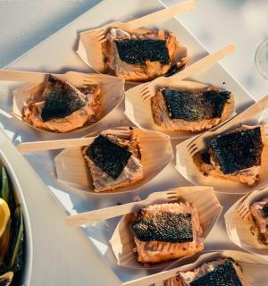 白色的桌子上，筷子上放着食物