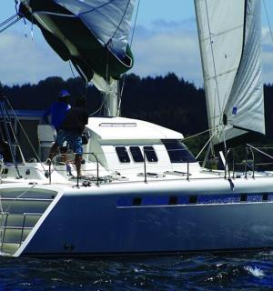 一名男子在水中的帆船上