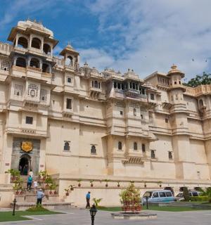 一座大楼，前面停满了汽车