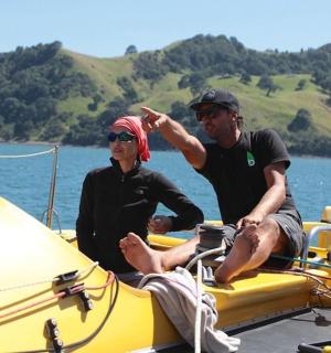 一男一女坐在船上