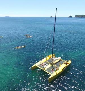 水中央的一艘黄色小船