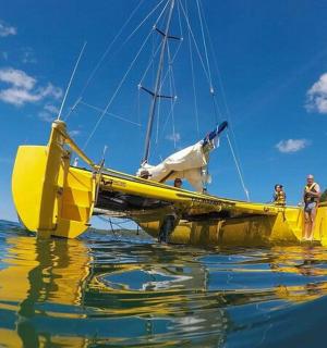 水中有一条黄色的船,上面有一只狗