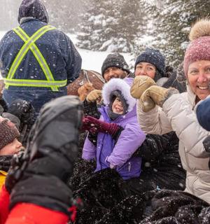 sekumpulan orang berdiri di atas salji