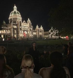 晚上,一群人坐在一栋建筑前