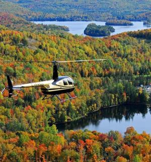 一架小型飞机正在飞过湖面