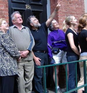 一群人站在一栋建筑物前