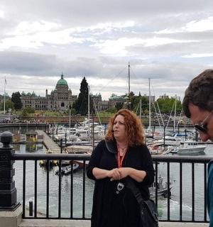 一名男子和一名女子站在码头旁边