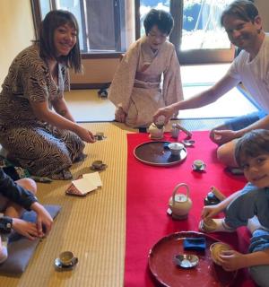 一群人坐在地板上玩玩具