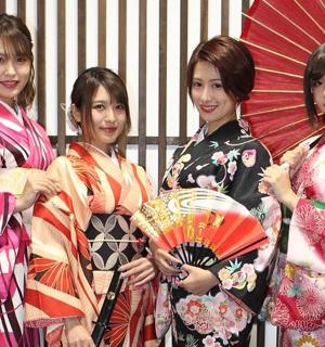 四名身穿和服的女子撑着伞