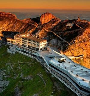 budova na úbočí hory