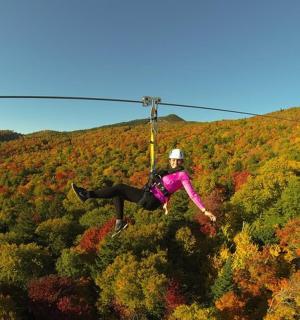 seseorang tergantung dari helikopter