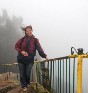 雾中站在篱笆顶上的一名女子