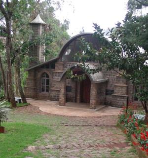 公园里有一座带钟楼的石头房子