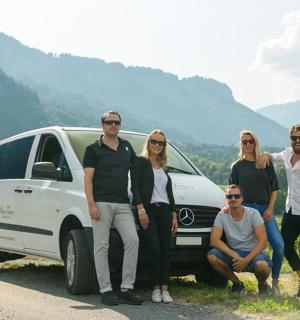 一群人站在一辆货车前