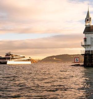 灯塔旁水中的一艘游轮