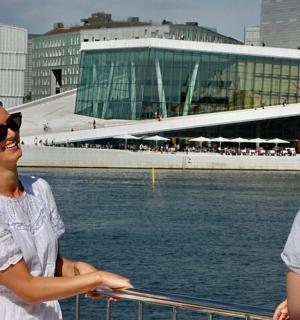 两名女子站在水中的船上