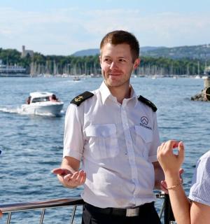 一名男子和两名女子站在船上