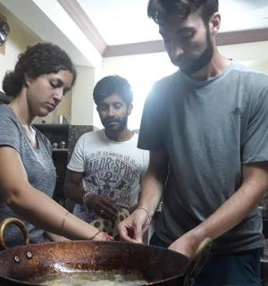 三个人站在厨房里，手里拿着一个碗