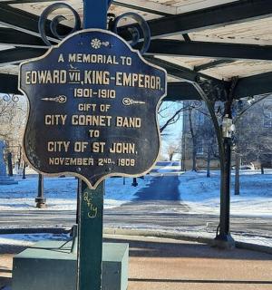 公园里有一块地上有雪的标志