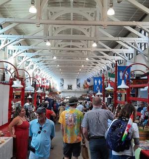 一群人在市场内行走