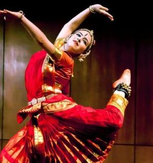 一名女子在舞台上高高举起双腿跳舞