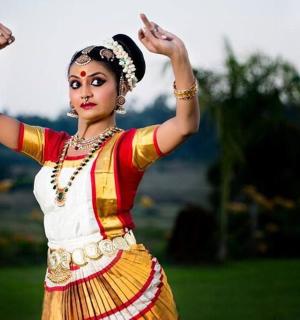 一位举起双臂的女士