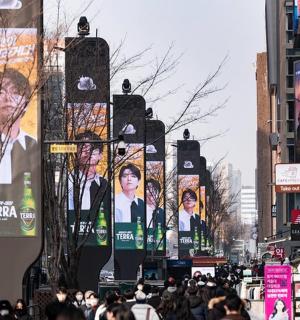 一群人走在繁忙的城市街道上