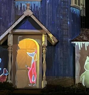 a christmas display of cats in a gingerbread house