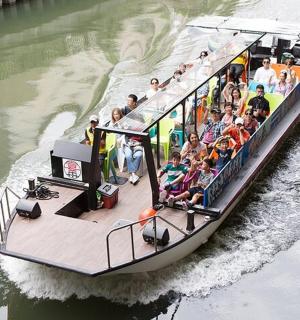 一群人乘船在水中