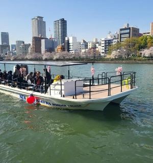 一群人在水中的船上