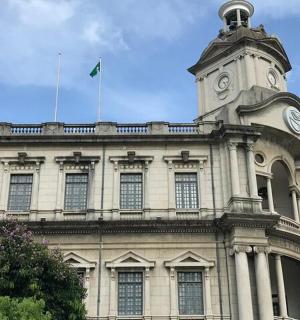 一座顶部有钟楼的建筑