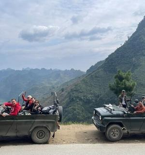 一群人坐在卡车后面