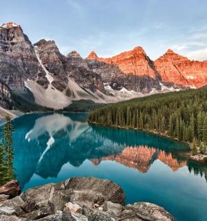 ein See inmitten einer Bergkette
