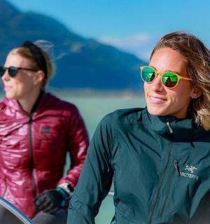 ein Mann und eine Frau auf einem Boot