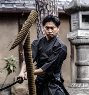 一名男子在建筑物前举着竹竿