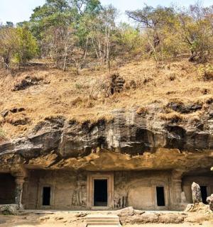 jeskyně na úbočí hory