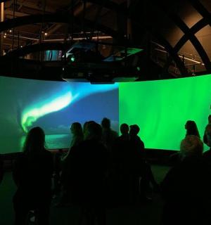 一群人站在绿屏前