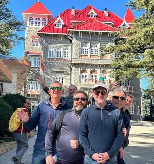 grupa ludzi stojąca przed budynkiem