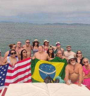 一群人在船上悬挂着旗帜