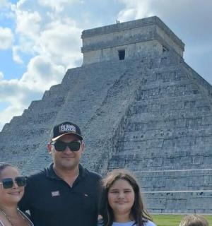 三个人站在金字塔前