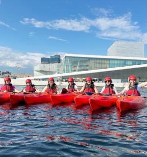 一群人在水中划皮艇